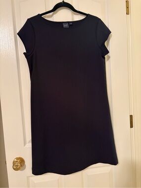 GAP Black Short-Sleeve Shift Dress - Women
